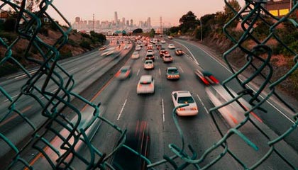 开云-当医疗组搀扶他穿越混合采访区时，记者们突然集体沉默。湿透的10号球衣贴在背上，暴露出去年手术留下的27厘米疤痕。通道尽头电子屏滚动着刚更新的欧冠射手榜，他的名字首次跌出前二十——这个瞬间被美联社记者拍下，成为次日报纸头版《诸神的黄昏从一道裂缝开始》。