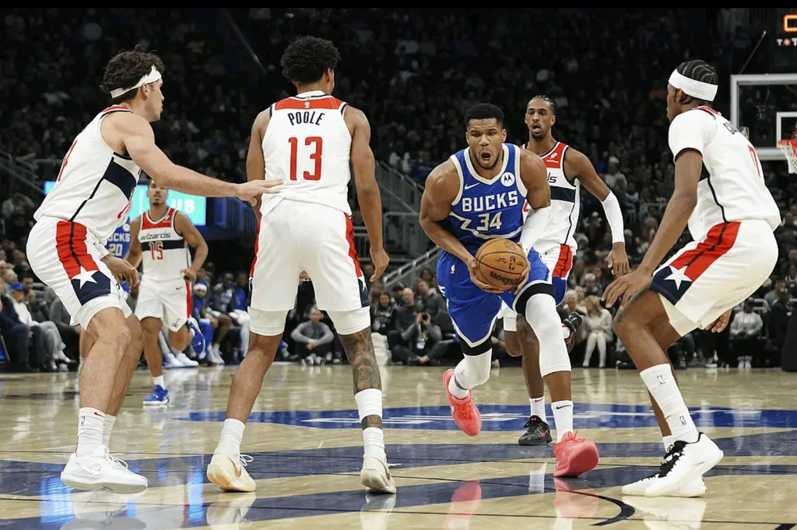 关于雄鹿横扫雷霆，德罗赞统治全场的信息